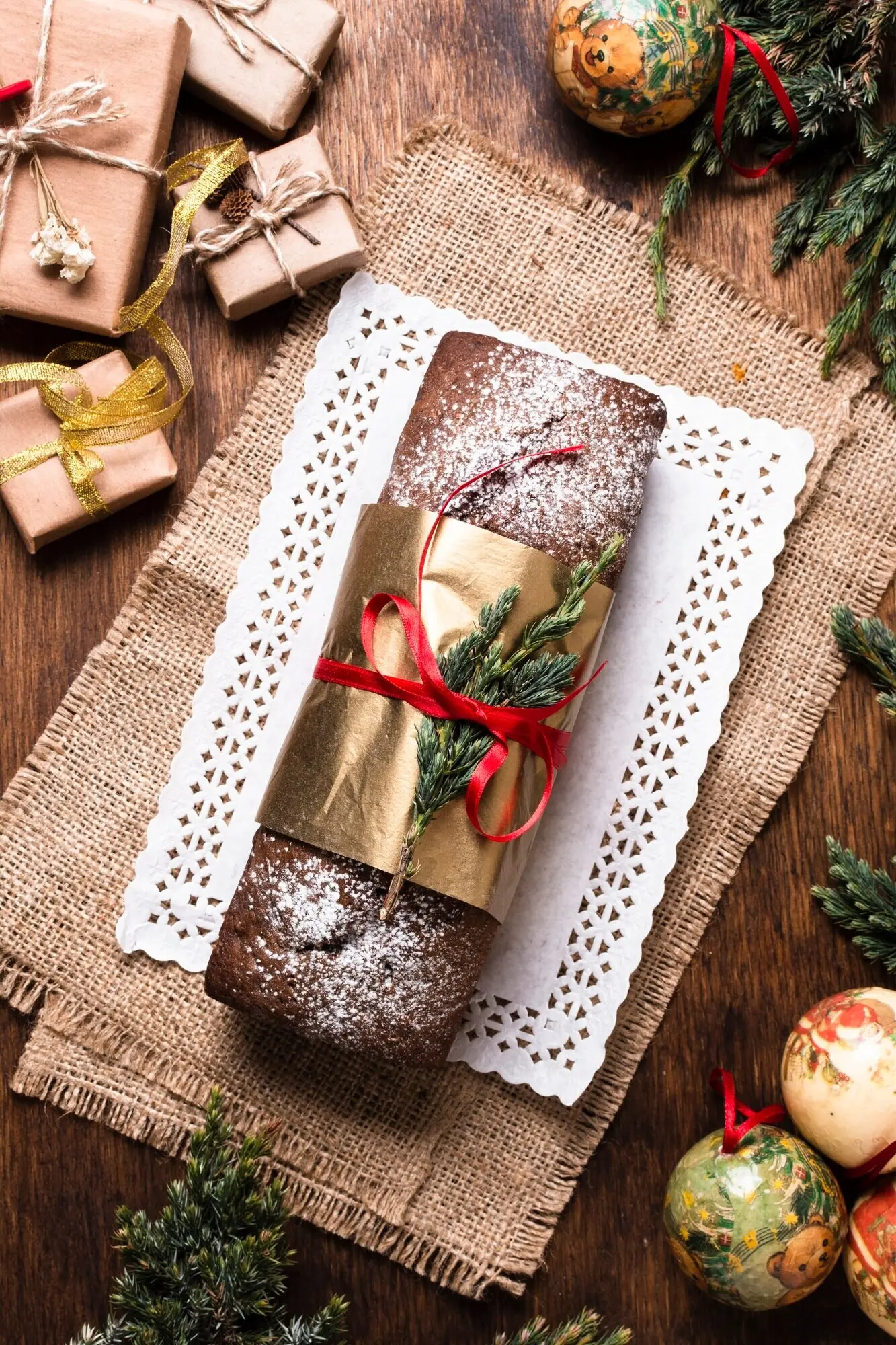 Flat-Lay-Aufnahme eines köstlichen Kuchens, der für Weihnachten gemacht wurde.